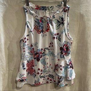 Women floral top. Excellent condition.